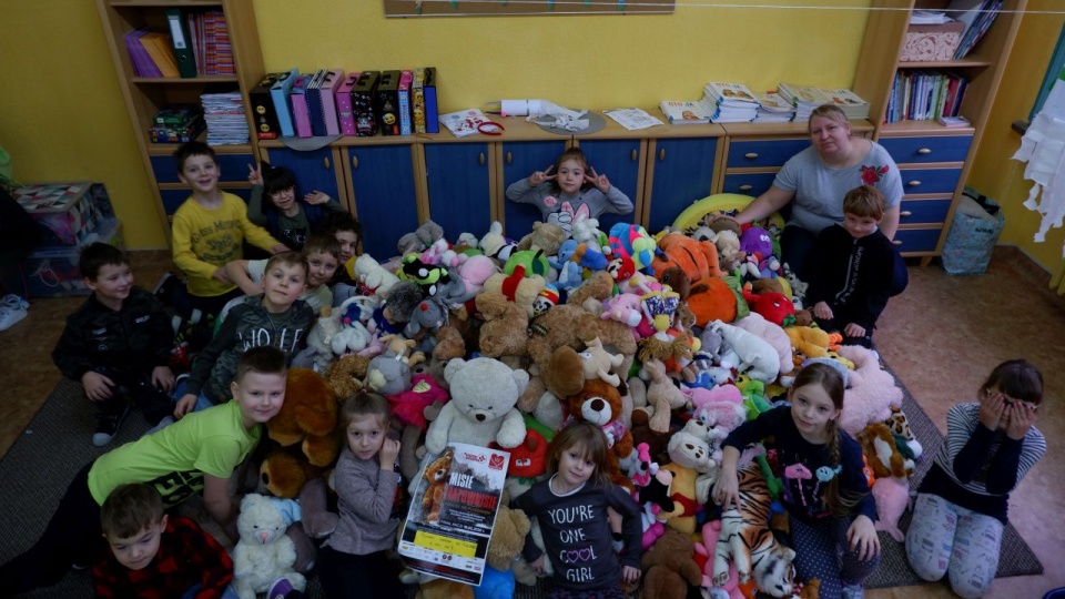 Zbiórka trwała w ramach akcji "Misie Ratownisie - Podziel się Pluszakiem". źródło: http://slawno.policja.gov.pl/zsl/aktualnosci/aktualosci/31528,Misie-Ratownisie-przekazane-policjantom.html