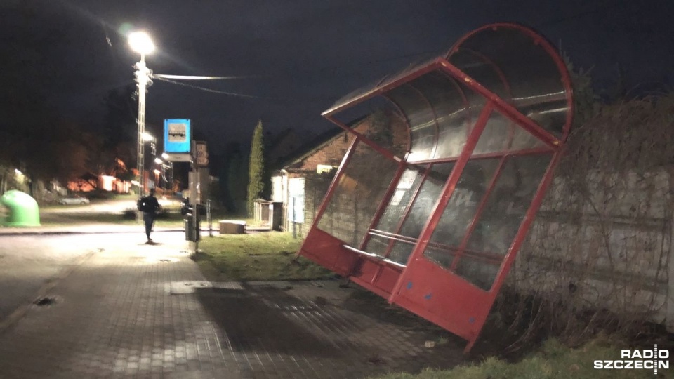 W Szczecinie na pętli w Osowie przewróciła się metalowa wiata. Fot. Bogusław Lis [Radio Szczecin]
