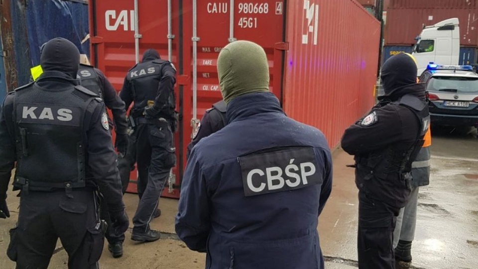 źródło: http://cbsp.policja.pl/cbs/aktualnosci/185198,Prawie-10-mln-papierosow-ukryte-bylo-w-kontenerze-z-koszulkami.html