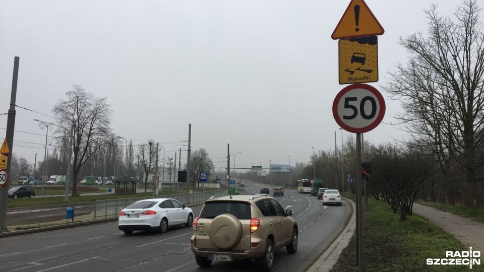 Urządzenie będzie zainstalowane za Basenem Górniczym w kierunku wyjazdowym ze Szczecina, wcześniej będą znaki informujące o pomiarze. Fot. Sławomir Orlik [Radio Szczecin]