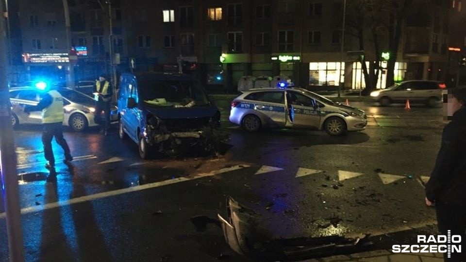 Zderzenie na skrzyżowaniu al. Bohaterów Warszawy z ul. 5-go Lipca w Szczecinie. Fot. Jacek Rujna [Radio Szczecin]