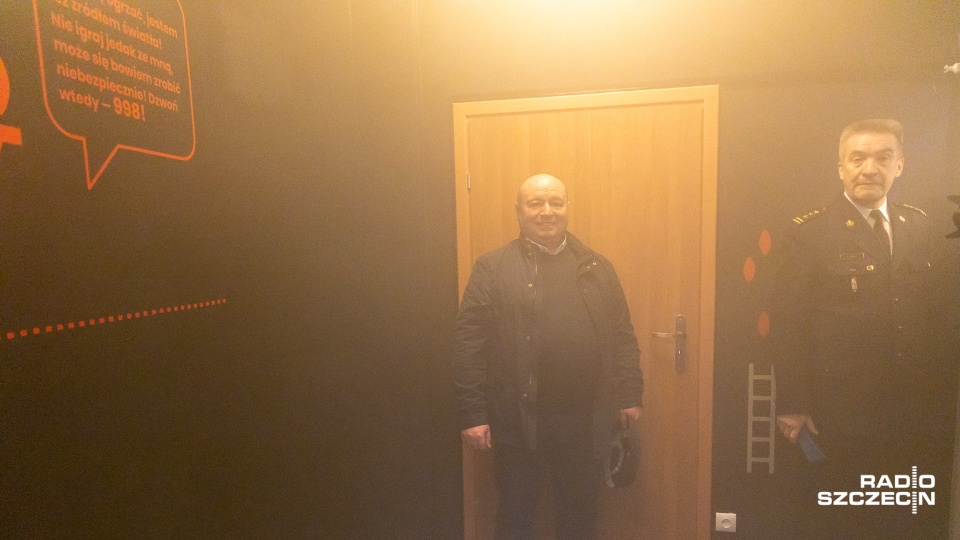 Gęsty dym, okopcone ściany i spalona lodówka - tak wygląda otwarta w poniedziałek sala edukacyjna "Ognik". Fot. Robert Stachnik [Radio Szczecin]