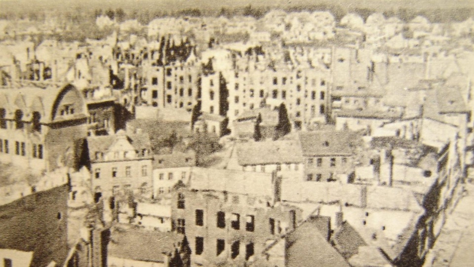 Zniszczone budynki w Kołobrzegu, 1945 r. Fot. www.wikipedia.org (CC0 domena publiczna)