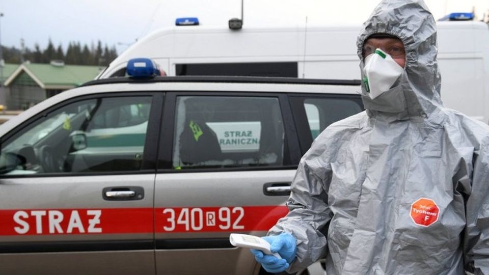 W ciągu ostatniej doby Państwowa Straż Pożarna skontrolowała ponad 17 tysięcy osób, które wjechały do Polski. źródło: https://www.straz.gov.pl/