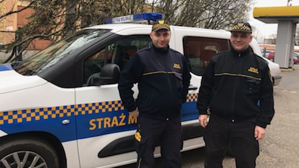 Stargardzcy strażnicy miejscy uratowali starszego mężczyznę. Fot. www.stargard.pl
