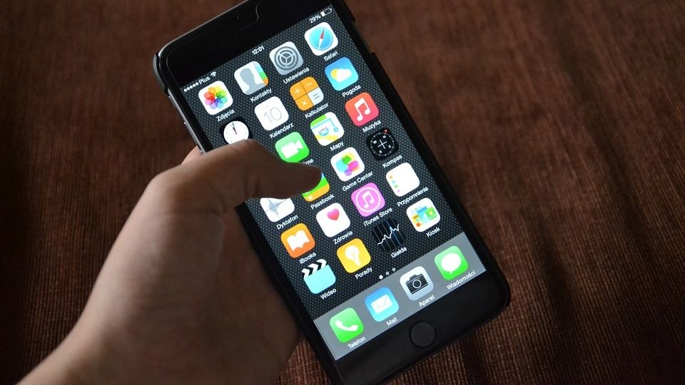 W założeniu oprogramowanie zainstalowane na smartfonie wykorzystuje technologię Bluetooth do komunikacji z innymi telefonami komórkowymi. źródło: https://pixabay.com/563060/kropekk_pl/CC0 - domena publiczna