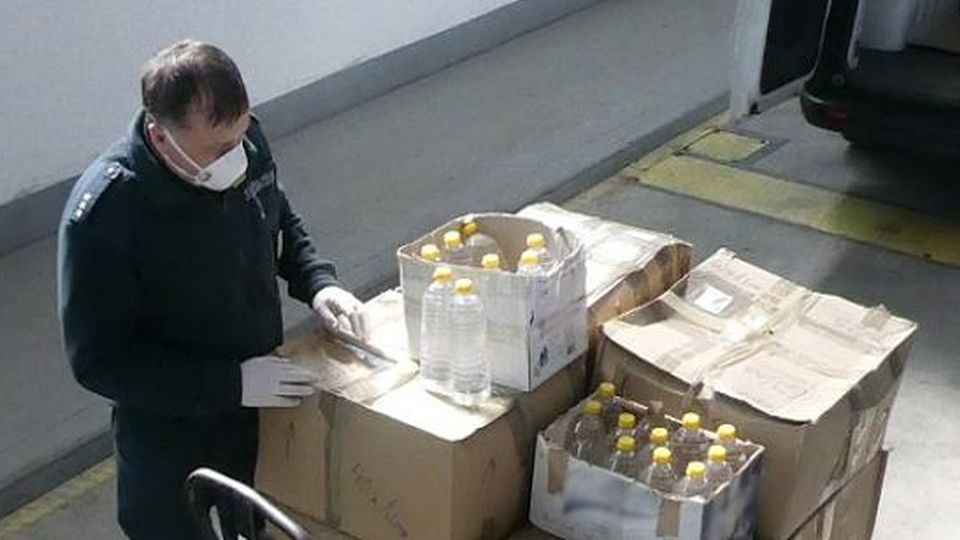 Płyn posłuży m.in. do dezynfekcji rąk przy działaniach związanych ze zwalczaniem epidemii. źródło: https://www.gov.pl/web/kas/kolejne-partie-alkoholu-przekazane-do-walki-z-epidemia