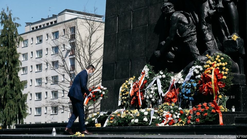 Przed Pomnikiem Bohaterów Getta kwiaty złożył premier Mateusz Morawiecki. Fot. twitter.com/PremierRP