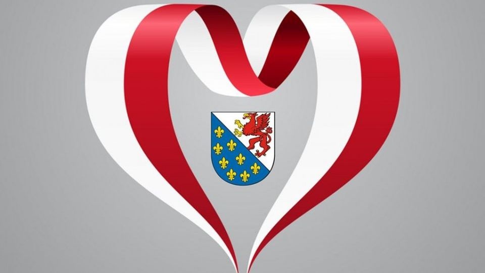 Starostwo gryfickie prosi mieszkańców o przesyłanie zdjęć, na których noszą biało-czerwone koszulki. źródło: http://www.gryfice.pl/komunikat3144.html