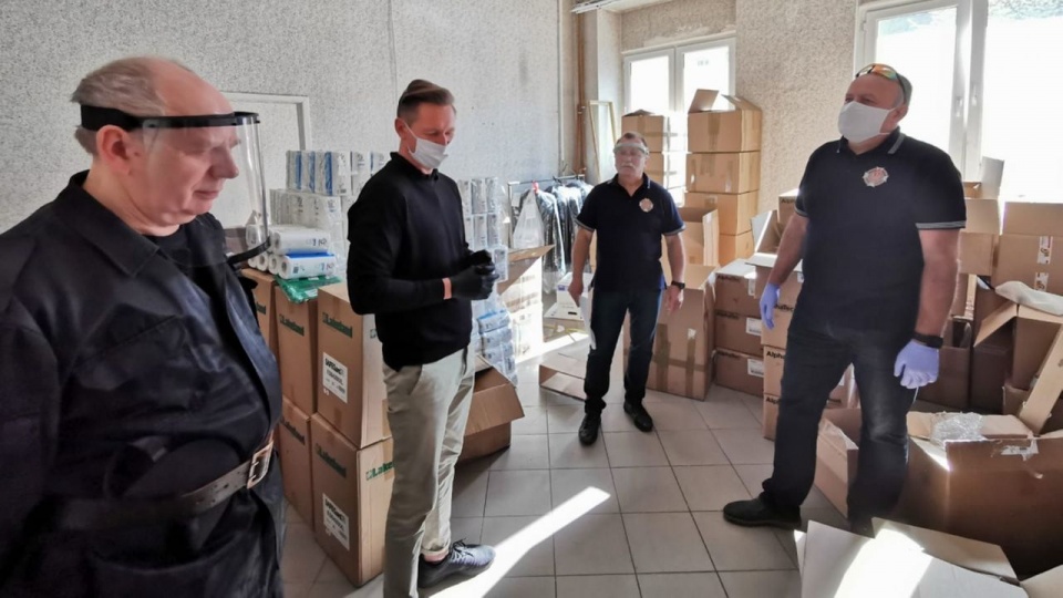 Sprzęt kosztował 200 tysięcy złotych, przekazał go marszałek województwa zachodniopomorskiego. źródło: http://www.wzp.pl/biuro-prasowe/biuro-prasowe/aktualnosci/najpotrzebniejsze-srodki-ochrony-osobistej-dla-osp