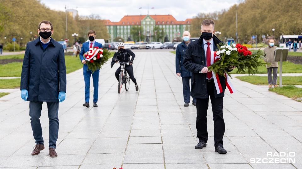 Posłowie i działacze Lewicy ze Szczecina złożyli kwiaty przed Pomnikiem Czynu Polaków. Fot. Robert Stachnik [Radio Szczecin]