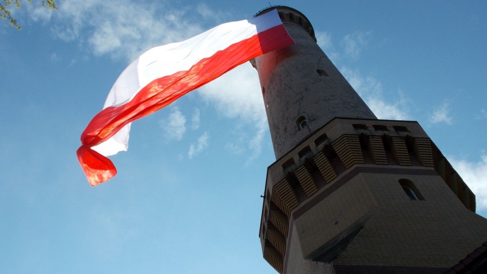 Flaga zawisła na wysokości 68 metrów. Jest widoczna z kilkunastu kilometrów. źródło: Wojciech Basałygo - Przyjaciele Zabytków