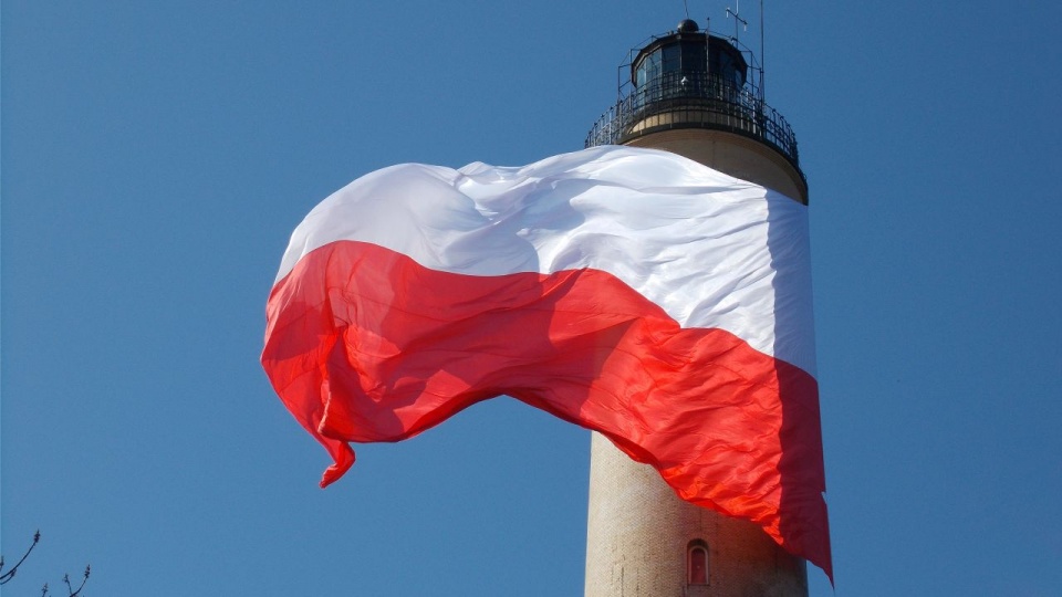 Flaga zawisła na wysokości 68 metrów. Jest widoczna z kilkunastu kilometrów. źródło: Wojciech Basałygo - Przyjaciele Zabytków