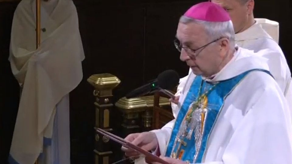 Podczas uroczystości arcybiskup Stanisław Gądecki zawierzył naszą Ojczyznę Najświętszemu Sercu Pana Jezusa i Matce Bożej Królowej Polski. źródło: https://episkopat.pl/przewodniczacy-episkopatu-dokonal-zawierzenia-polski-chrystusowi-i-matce-bozej/