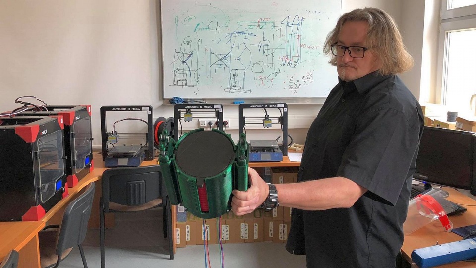 Szczeciński inżynier Marcin Królikowski wydrukował respirator na drukarce 3D. Fot. ZUT
