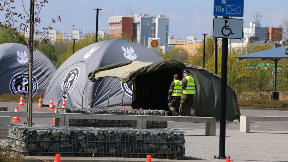 W punkcie pobierane są wymazy do badania na obecność koronawirusa od osób, które przebywają w kwarantannie. źródło: https://www.facebook.com/marcin.gorka