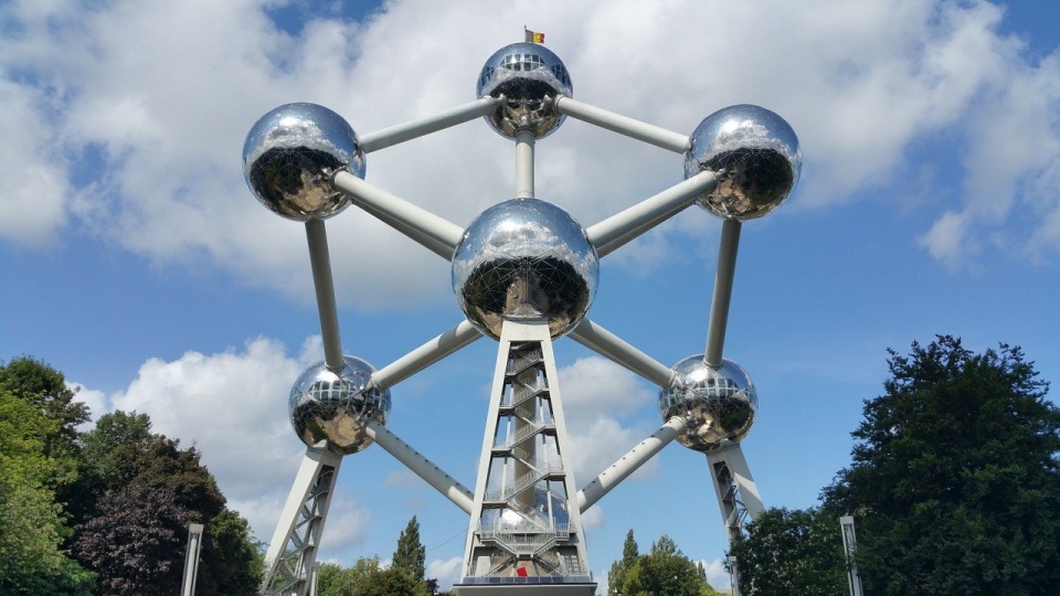Atomium to monumentalny model kryształu żelaza, znajdujący się w dzielnicy Laeken na przedmieściach Brukseli. Fot. pixabay.com / waldomiguez (CC0 domena publiczna)