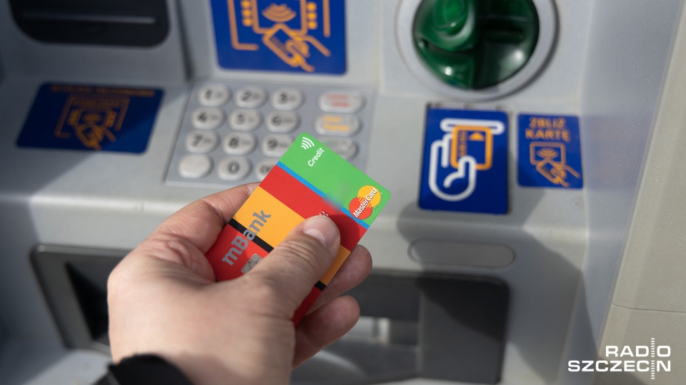 Wzbogacony przestępca postanowił szybko przelać je na swój kolejny rachunek bankowy i mimo prośby pechowego nadawcy nie chciał zwrócić pieniędzy. Fot. Robert Stachnik [Radio Szczecin]