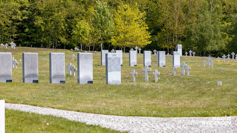 Piątkowy pogrzeb na Cmentarzu Wojennym Żołnierzy Niemieckich w Glinnej został przygotowany przez Pracownię Badań Historycznych i Archeologicznych w Poznaniu, a także niemieckie fundacje, które finansują pochówek. Fot. Robert Stachnik [Radio Szczecin]