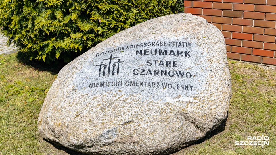 Piątkowy pogrzeb na Cmentarzu Wojennym Żołnierzy Niemieckich w Glinnej został przygotowany przez Pracownię Badań Historycznych i Archeologicznych w Poznaniu, a także niemieckie fundacje, które finansują pochówek. Fot. Robert Stachnik [Radio Szczecin]