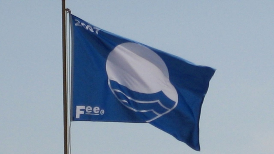 Błękitna Flaga – nazwa programu wdrażanego przez organizację pozarządową – Fundację na rzecz Edukacji Ekologicznej. źródło: wikipedia.org/wiki/Plik:Blaue_Flagge_2007.