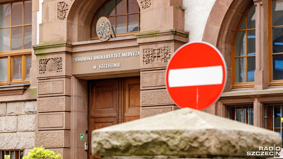 Absolwenci szczecińskiego liceum stworzyli petycję w internecie do władz uczelni, by kontynuowała nauczanie na kierunku ratownictwo medyczne. Fot. Robert Stachnik [Radio Szczecin]
