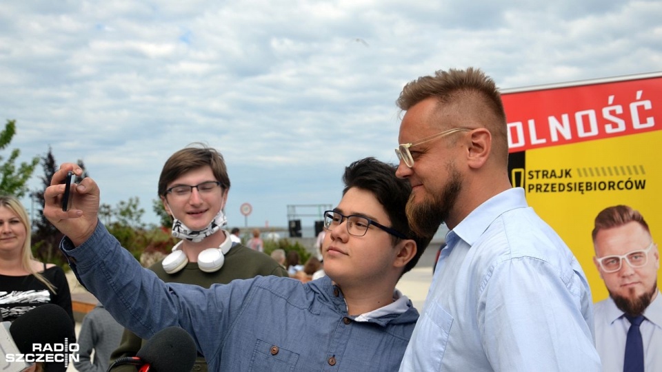 W Kołobrzegu organizator strajku przedsiębiorców skupił się na krytyce rządu, w kontekście pomocy dla miejscowości nadmorskich. Fot. Przemysław Polanin [Radio Szczecin]