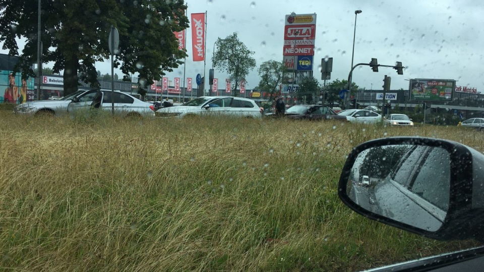 Na ulicy Mieszka I samochód dostawczy wjechał w tył osobowego. Fot. Facebook/Grupa Susza!Szczecin