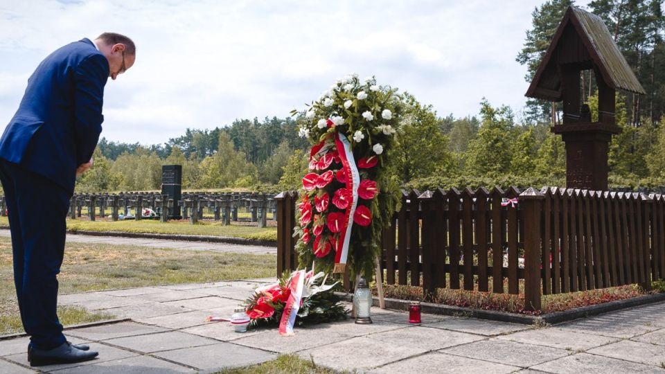 Wiceprezes Instytutu Pamięci Narodowej dr Mateusz Szpytma przypomniał, że Niemcy wykorzystali teren dawnej składnicy materiałów wybuchowych po to, by skrytobójczo mordować przedstawicieli polskiej elity. Fot. twitter.com/ipngovpl