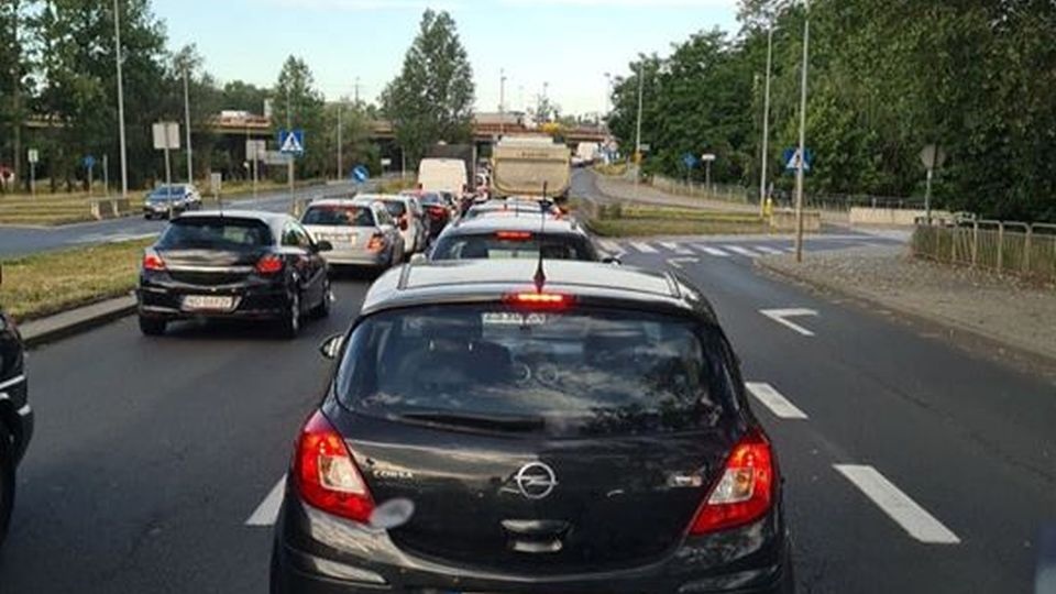 Ponad cztery kilometry - w stronę Mostu Długiego - mierzy korek na ul. Gdańskiej w Szczecinie. źródło: Facebook Grupa Suszą! Szczecin