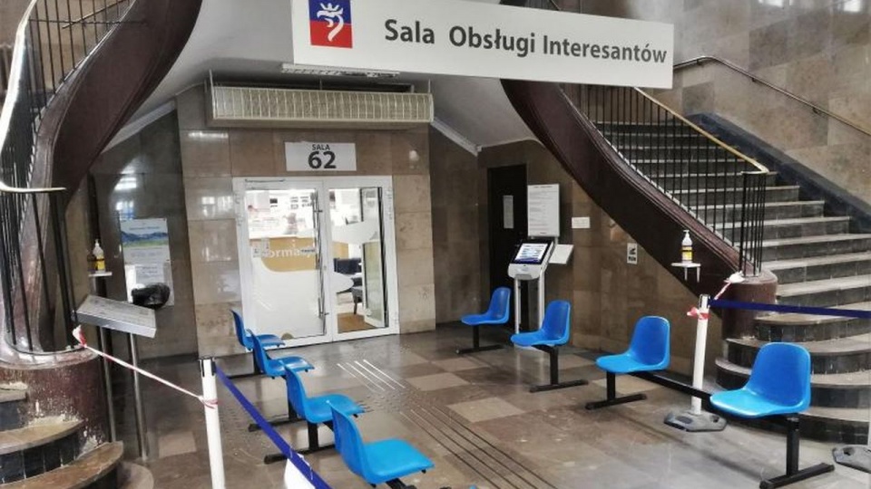 źródło: https://wiadomosci.szczecin.eu/artykul/mieszkancy/koronawirus-98-poczekalnie-dla-interesantow