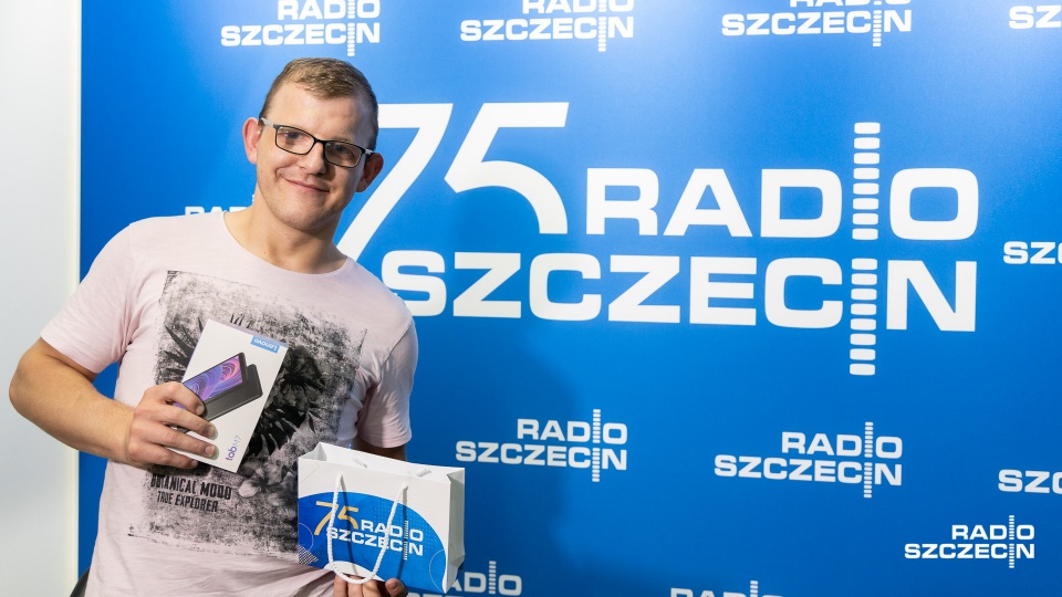 Radosław, kolejny z nagrodzonych słuchaczy podkreśla, że do oddawania krwi zachęca nie tylko swoich bliskich. Fot. Robert Stachnik [Radio Szczecin]