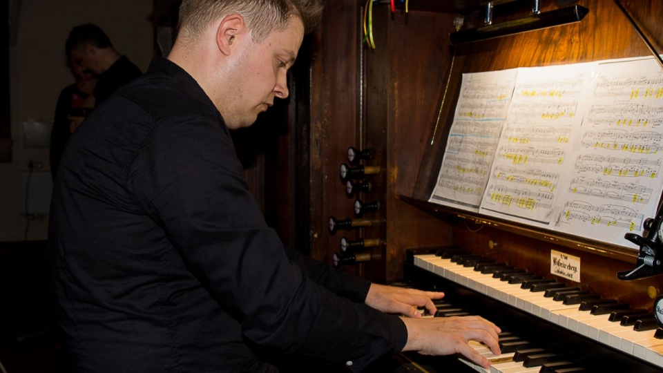 Oleg Wolański gra na organach Barnima Grüneberga w Kościele św. Ducha w Szczecinie-Zdrojach. Fot. Jan Olczak