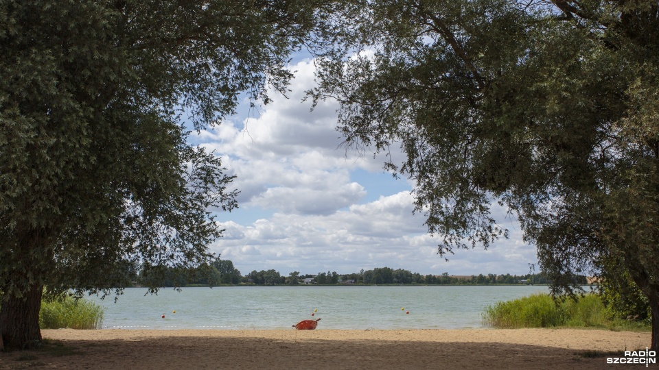 Ratownik, ogólnodostępne pole namiotowe i czysta plaża - tym kusi turystów kąpielisko nad jeziorem Strzeszowskim. Fot. Maciej Papke [Radio Szczecin]