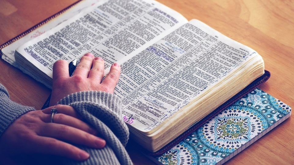 Minister Spraw Kościelnych, Joy Mogensen przygotowała projekt ustawy, który likwiduje wymóg ukończenia studiów teologicznych przez kandydatów na pastora. źródło: https://pixabay.com/pl/1209805/Free-Photos/(CC0 domena publiczna)