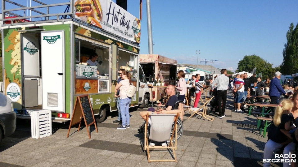W Kołobrzegu, podobnie jak w Szczecinie, rozpoczął się pierwszy od czasu wprowadzenia stanu epidemii festiwal food trucków. Fot. Przemysław Polanin [Radio Szczecin]