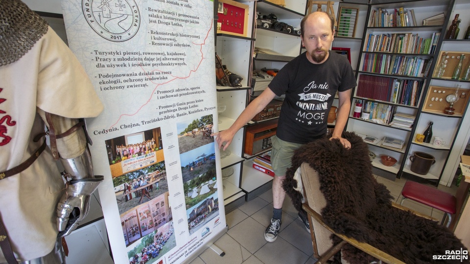 Dawniej był to kiosk Ruchu, a teraz - dzięki inicjatywie Jarosława Płotkowskiego z Fundacji Droga Lotha - to miejsce dla turystów odwiedzających Trzcińsko. Fot. Maciej Papke [Radio Szczecin]