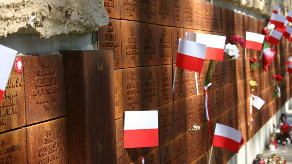28 lipca 2000 roku został otwarty Polski Cmentarz Wojenny w Katyniu. źródło: http://www.muzeumkatynskie.pl/pl/12493/cmentarz_w_katyniu.html