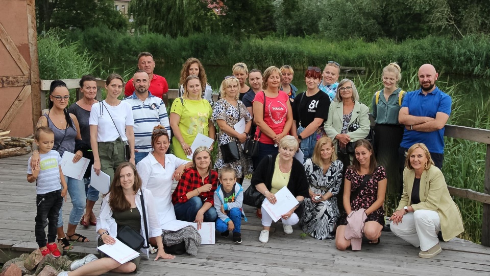 Burmistrz Wolina przekazała zaangażowanym w bezinteresowną pracę imienne listy z podziękowaniami. Fot. UM w Wolinie