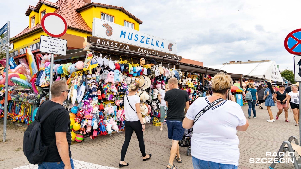 Muszle, magnesy i pluszowe foki to najchętniej kupowane w tym sezonie pamiątki znad morza. Fot. Robert Stachnik [Radio Szczecin]