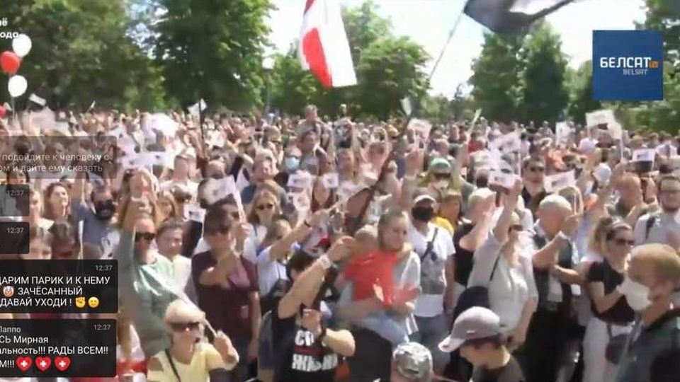 W Brześciu, podobnie jak w innych miastach, na wiecu powiewały historyczne biało-czerwono-białe flagi oraz widoczne były plakaty z napisami "Lubimy, możemy, zwyciężymy". źródło: TV Biełsat