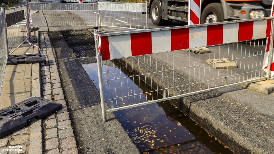 Dobiega końca pierwszy etap przebudowy sieci wodociągowej w ciągu ulicy Batalionów Chłopskich w Szczecinie. Fot. Wojciech Ochrymiuk [Radio Szczecin]