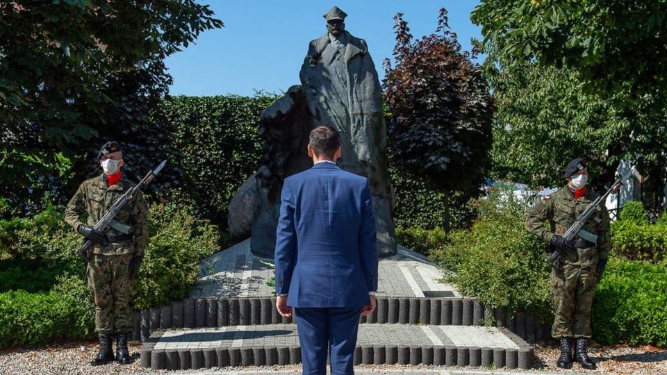 Premier Mateusz Morawiecki złożył kwiaty przed pomnikiem generała Józefa Hallera we Władysławowie. źródło: https://www.facebook.com/kancelaria.premiera/?__tn__=%2Cd%2CP-R&eid=ARAzTMV53HSZxGj5td8f2XO1vCidnYN0J-wUZXdCQ1VmTu0_keyRw3jwd-KnMY1VMbWQ1wqHFN_tb6xg/Adam Guz