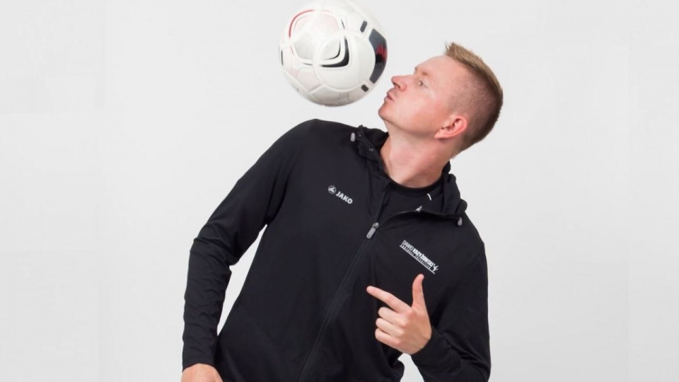 W programie będzie też dużo dodatkowych atrakcji m.in. pokaz trików z piłką Dawida Krzyżowskiego. Fot. www.facebook.com/dawid.krzyzowski.7