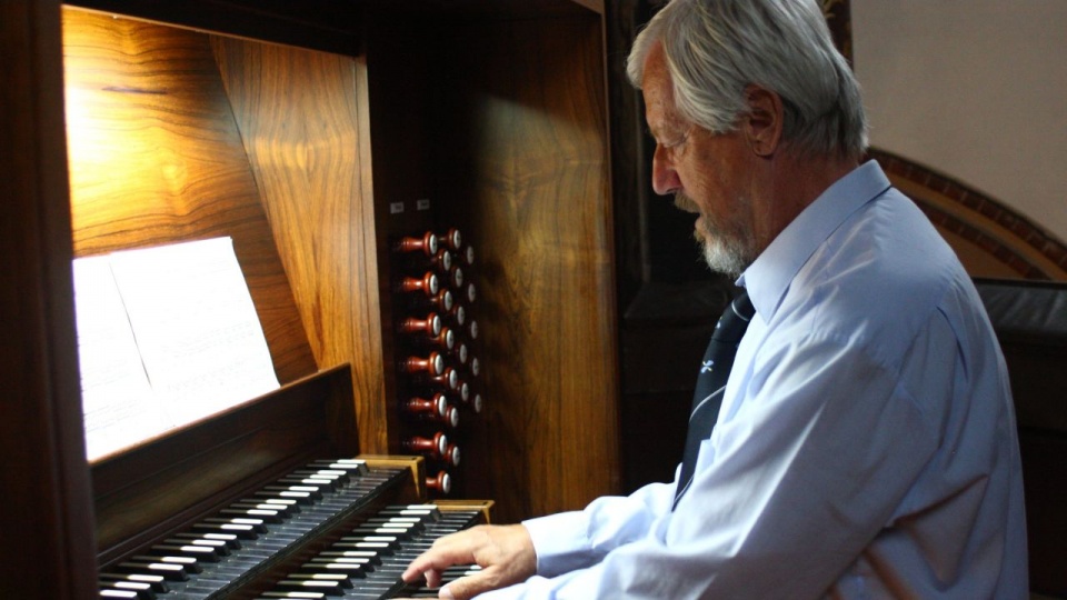 Fot. Prof. Józef Serafin przy kontuarze kamieńskich organów (fot. TMZK). Facebook.com/Międzynarodowy-Festiwal-Muzyki-Organowej-i-Kameralnej-w-Kamieniu-Pomorskim