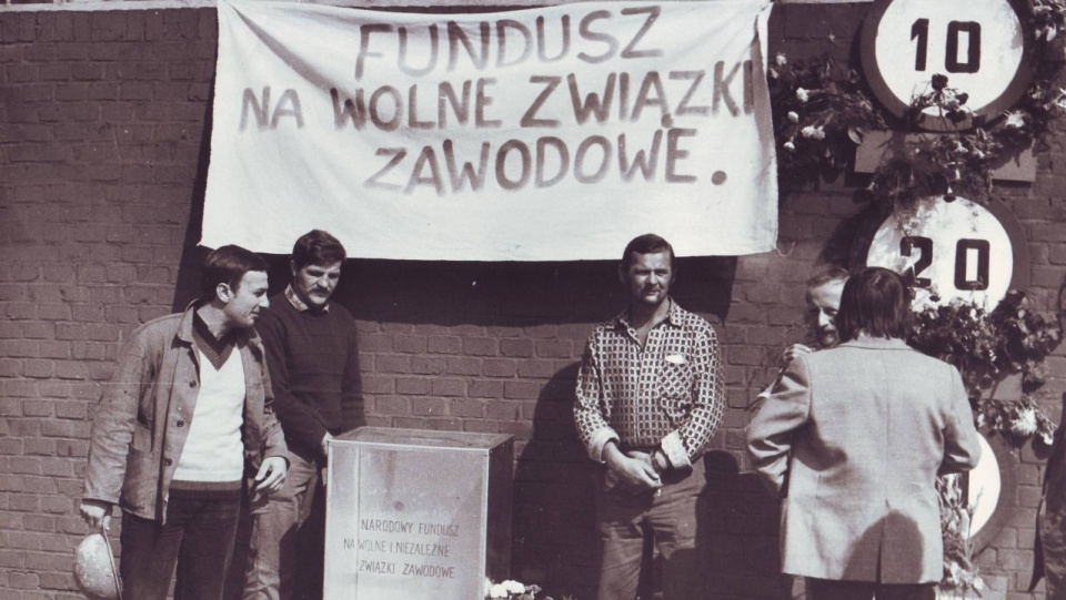 Sierpień 1980 w Szczecinie. Zbiórka pieniędzy na Wolne Związki Zawodowe. źródło: wikipedia.org/wiki/Sierpie%C5%84_1980
