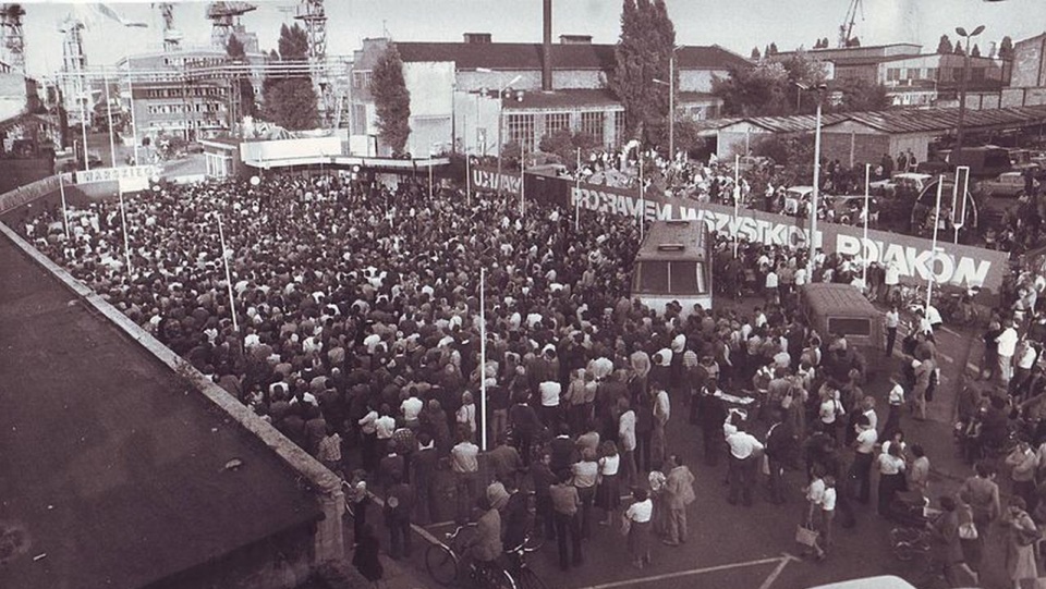 Strajk w Stoczni Szczecińskiej. źródło: https://pl.wikipedia.org/wiki/Szczeci%C5%84ski_Sierpie%C5%84_1980.