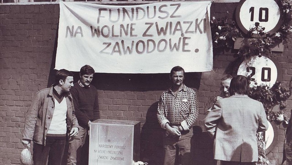 Sierpień 1980 w Szczecinie. Zbiórka pieniędzy na Wolne Związki Zawodowe. źródło: wikipedia.org/wiki/Sierpie%C5%84_1980.