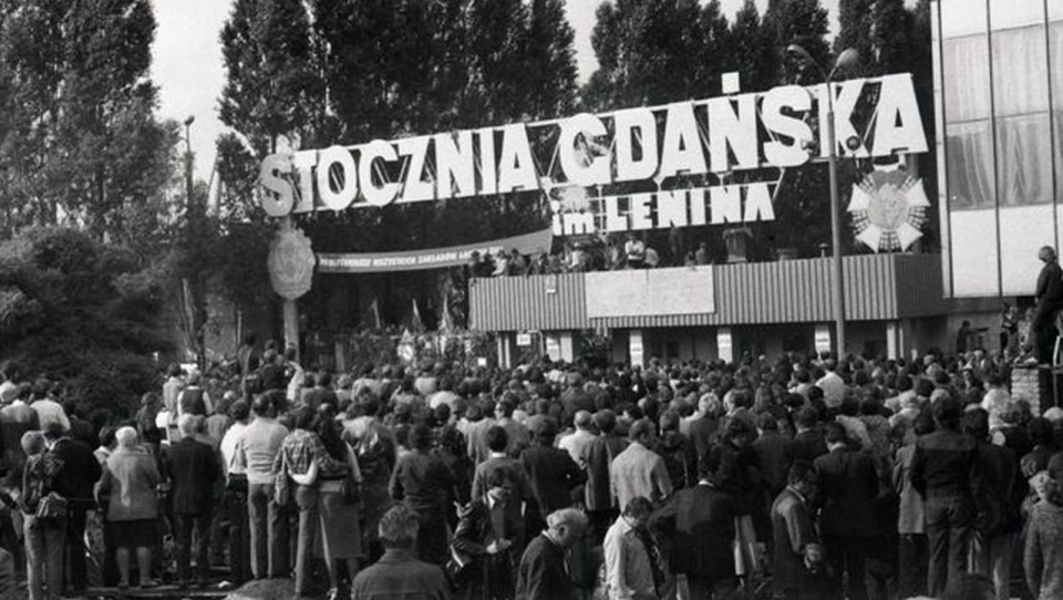Brama nr 2 Stoczni Gdańskiej w sierpniu 1980. źródło: wikipedia.org/wiki/Sierpie%C5%84_1980.
