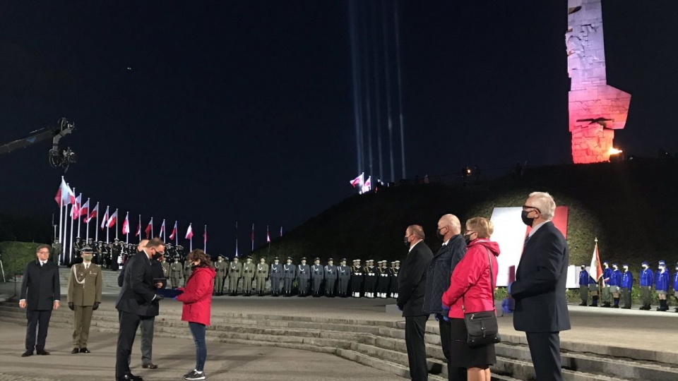Podczas uroczystości prezydent Andrzej Duda wręczył rodzinom poległych na Westerplatte żołnierzy noty identyfikacyjne. Fot. twitter.com/MON_GOV_PL